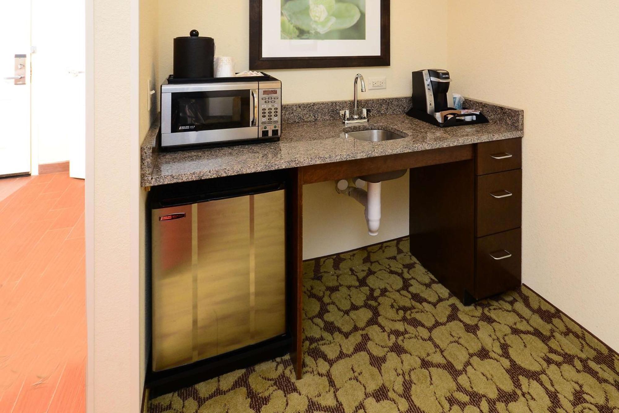 Hilton Garden Inn Greensboro Airport Экстерьер фото